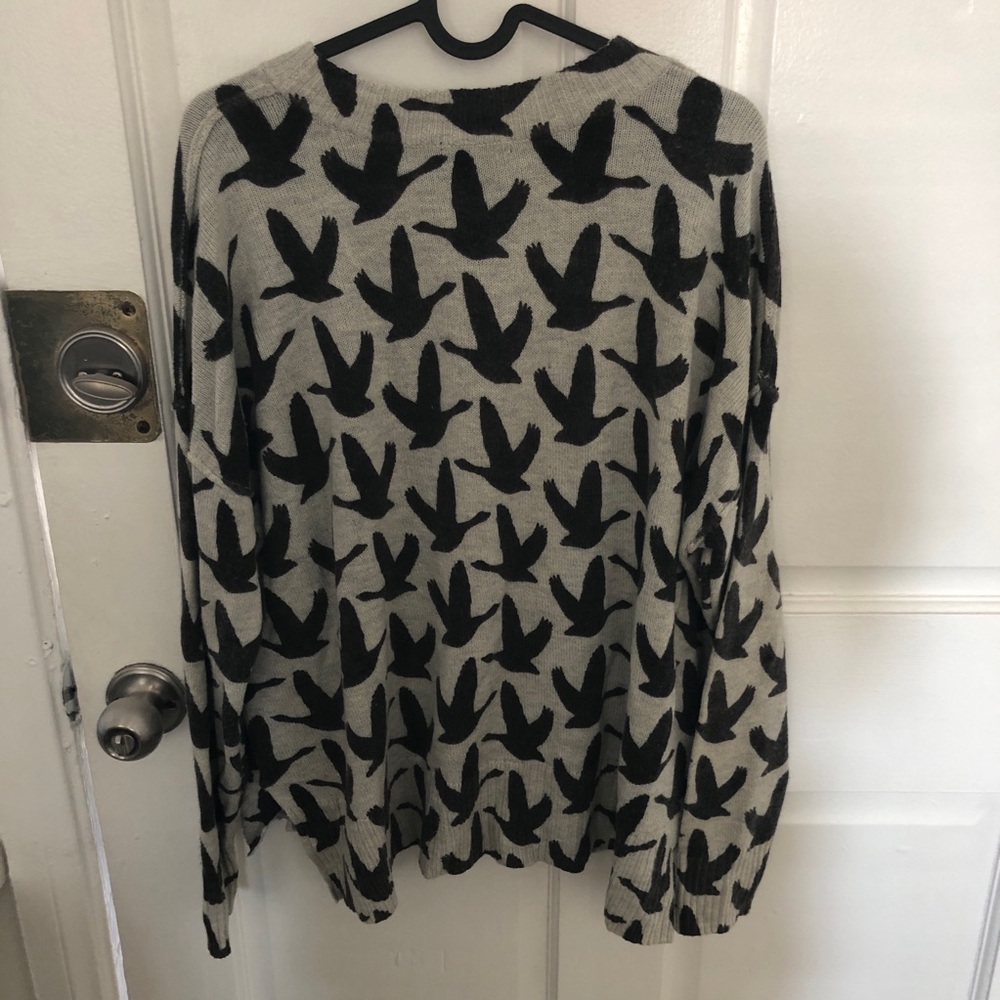 H&M Black Grey Swallow Bird Print Pattern Sweater Medium - Picture 6 of 7
